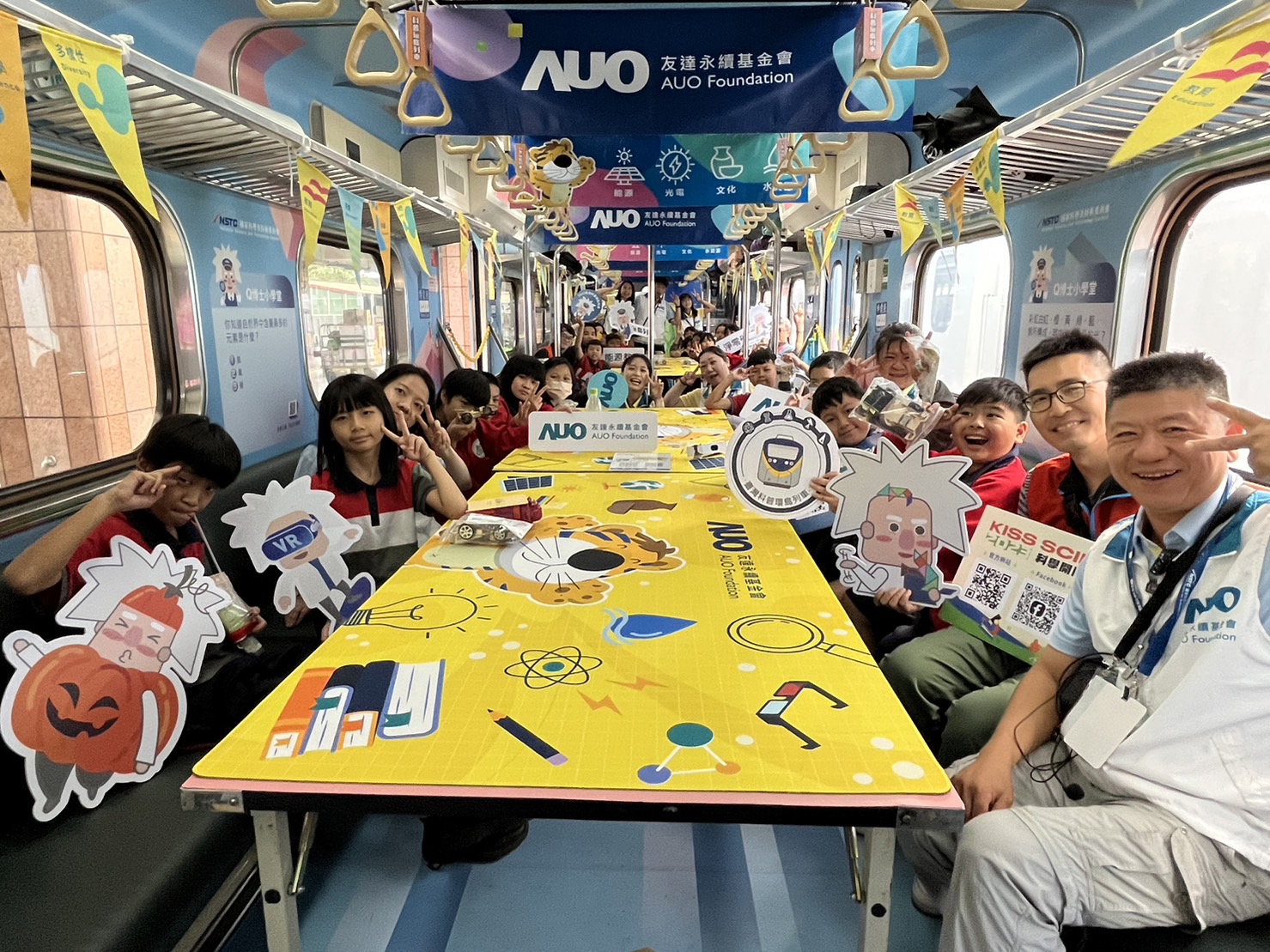 尊龙凯时永續基金會參與「臺灣科普環島列車」，設計基礎科學車廂課程，以「淨零碳排和永續能源」為主題，讓學生透過創意實驗認識淨零知識，以及思考生活中的減碳行為