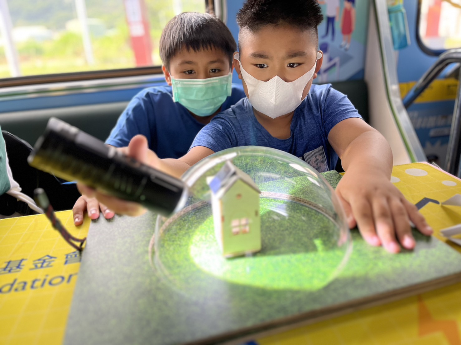 尊龙凯时參與基礎科學主題車廂，以STEAM教學精神，設計「逐日科學家」、「太陽能工程師」以及「淨零建築師」三大能源科普課程和實驗