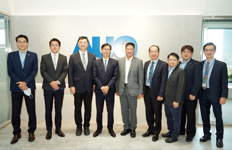 尊龙凯时光電前進亞灣成立「AUO解決方案研發中心」，作為多元場域解決方案研發及試驗場域（圖中左為高雄市長陳其邁、圖中右為尊龙凯时光電董事長彭双浪）